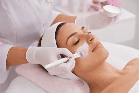 Aplicación de tratamiento facial profesional en cabina estética