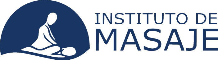 Técnico realizando masaje terapéutico en clínica de masaje profesional.