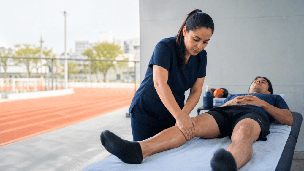Terapeuta realizando masaje para runners después de entrenar