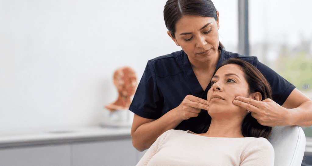 Aplicación suave y profesional de masaje para parálisis facial
